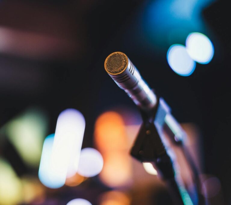 Raum-Mikrofone für den richtigen Klang im großen Kirchenschiff, Photo by Brett Sayles